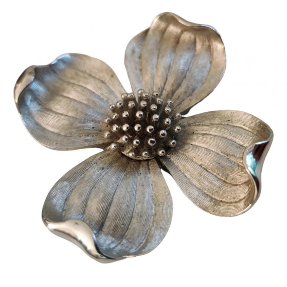 VTG Trifari Dogwood flower 🌻 brooch